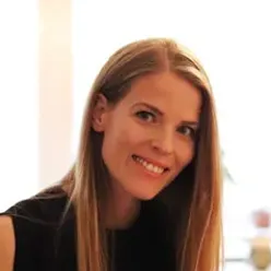 En kvinne som smiler til kameraet