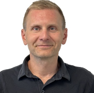 En mann iført svart skjorte