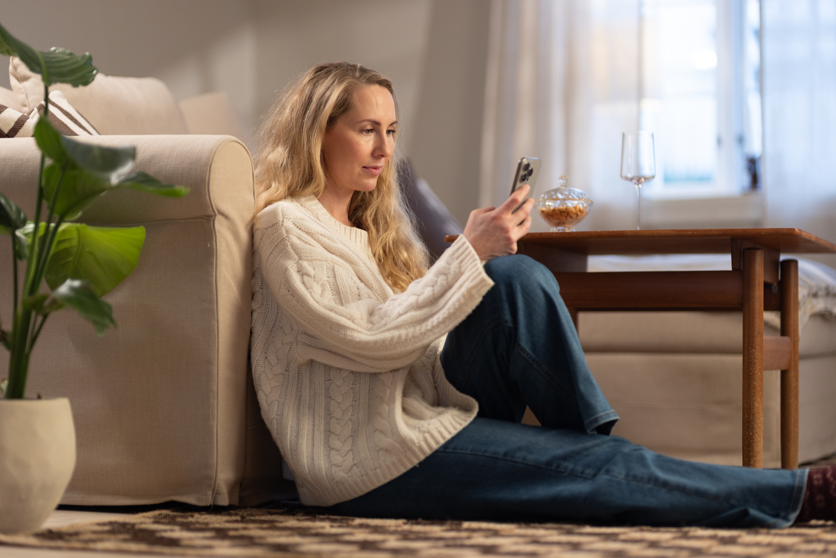 En kvinne som sitter i en sofa