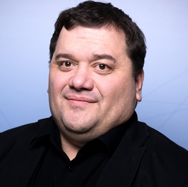 Portrettfoto av en mann med mørkt hår