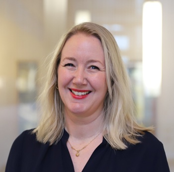 En kvinne med blondt hår