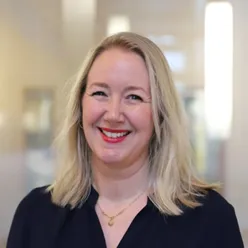 En kvinne med blondt hår