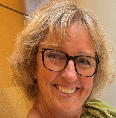 En kvinne med briller