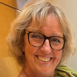 En kvinne med briller