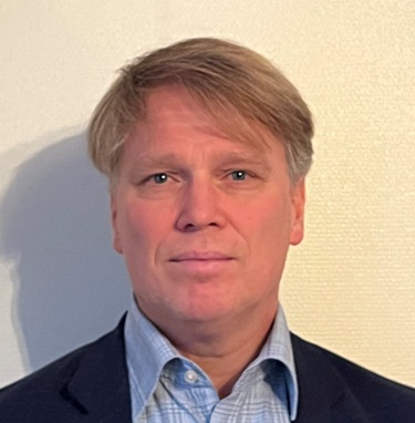 Portrettfoto av mann i skjorte