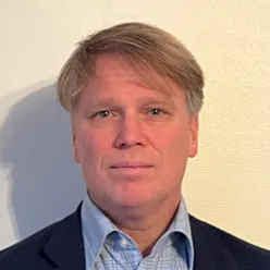 Portrettfoto av mann i skjorte