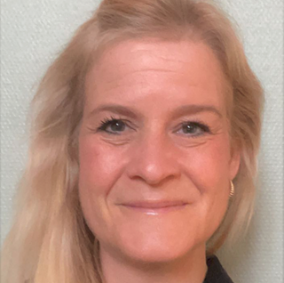 En kvinne med blondt hår