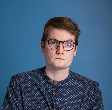 Portrettfoto av en mann med briller