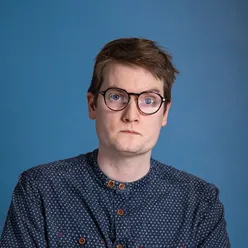 Portrettfoto av en mann med briller