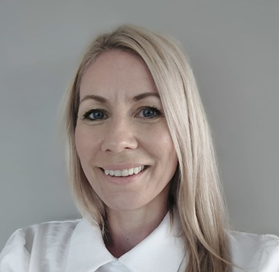 Et nærbilde av en kvinne som smiler