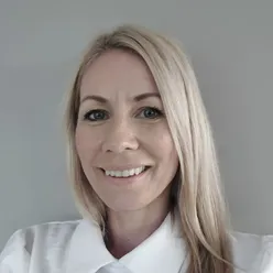 Et nærbilde av en kvinne som smiler