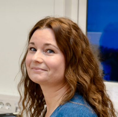 Nærbilde av kvinne som smiler