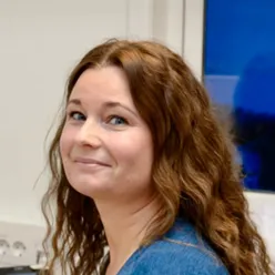 Nærbilde av kvinne som smiler