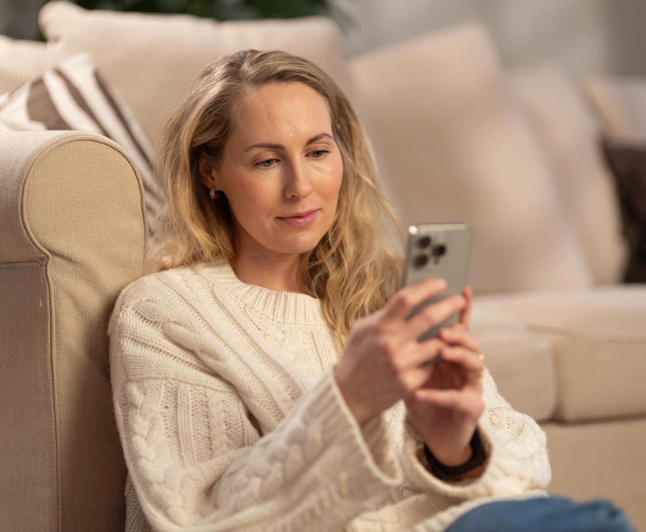 En kvinne som holder en telefon